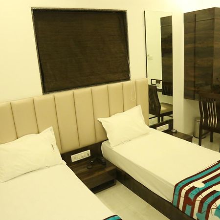 Hotel Magnum Airport T-2 Мумбаи Экстерьер фото