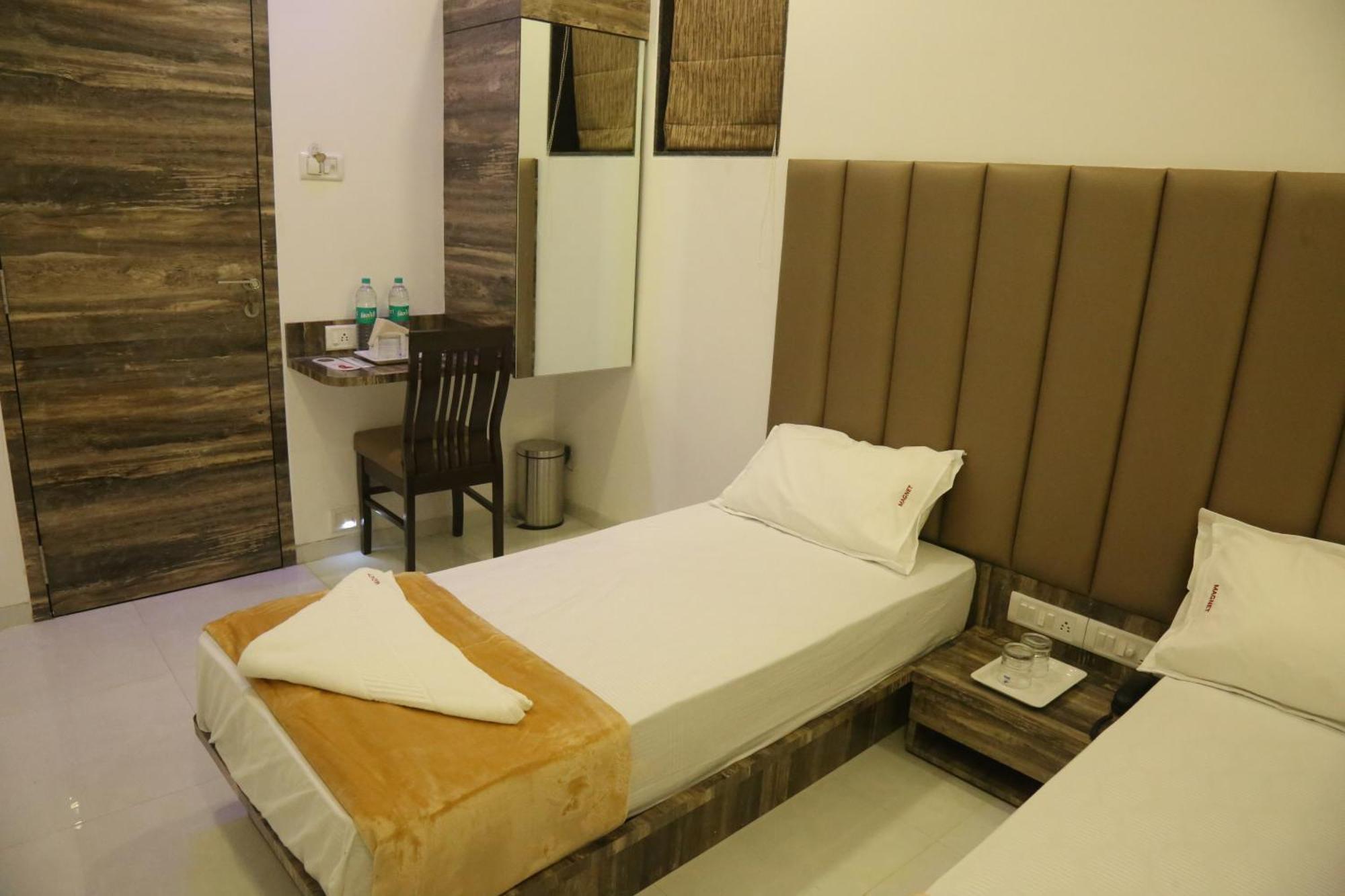 Hotel Magnum Airport T-2 Мумбаи Экстерьер фото