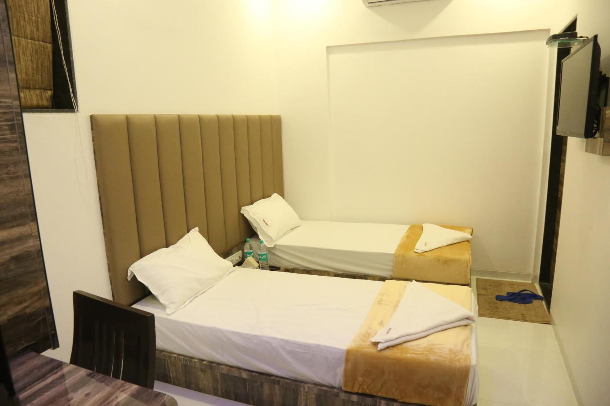 Hotel Magnum Airport T-2 Мумбаи Экстерьер фото