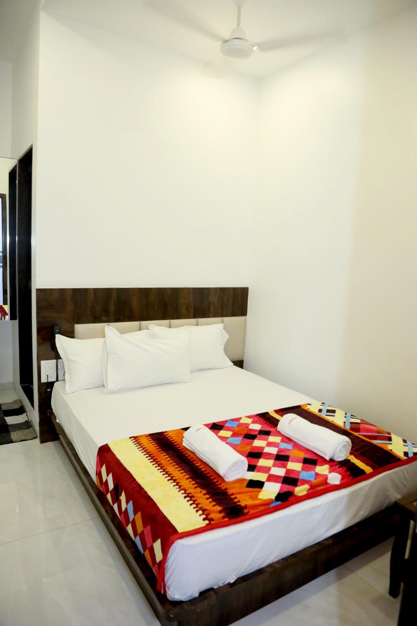 Hotel Magnum Airport T-2 Мумбаи Экстерьер фото