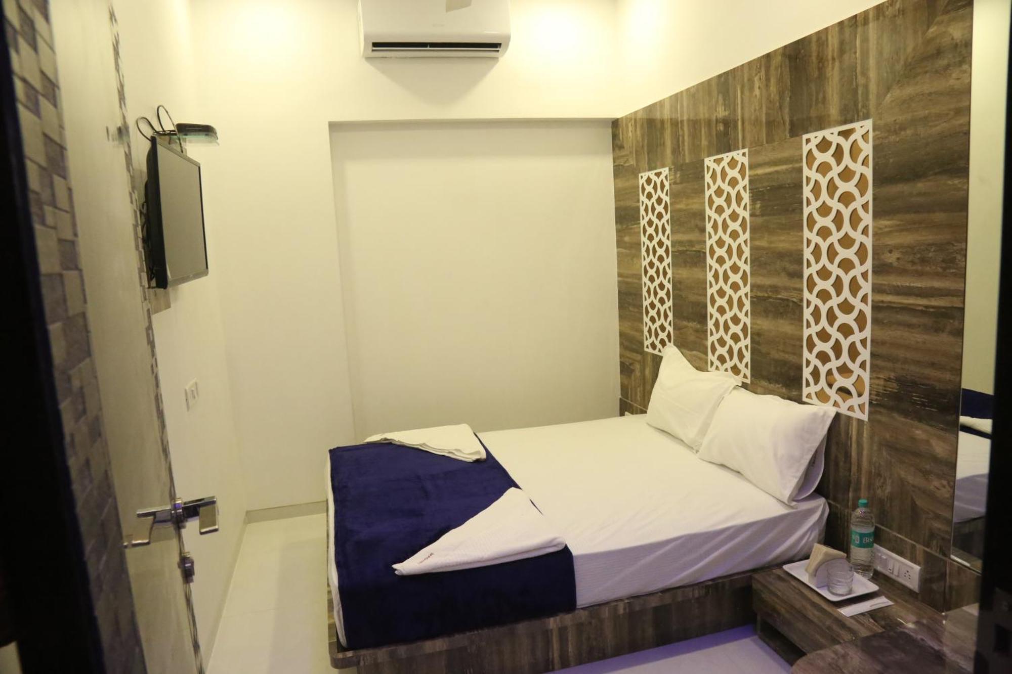 Hotel Magnum Airport T-2 Мумбаи Экстерьер фото