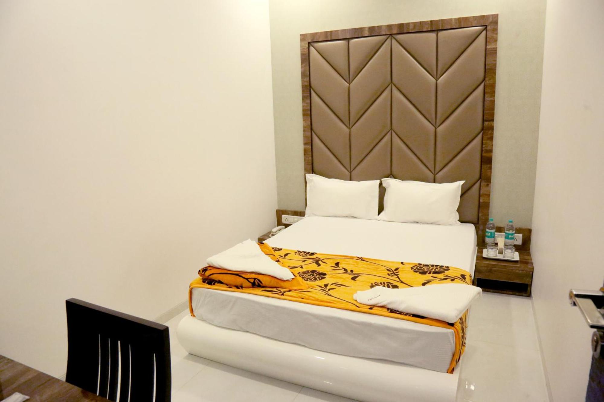 Hotel Magnum Airport T-2 Мумбаи Экстерьер фото