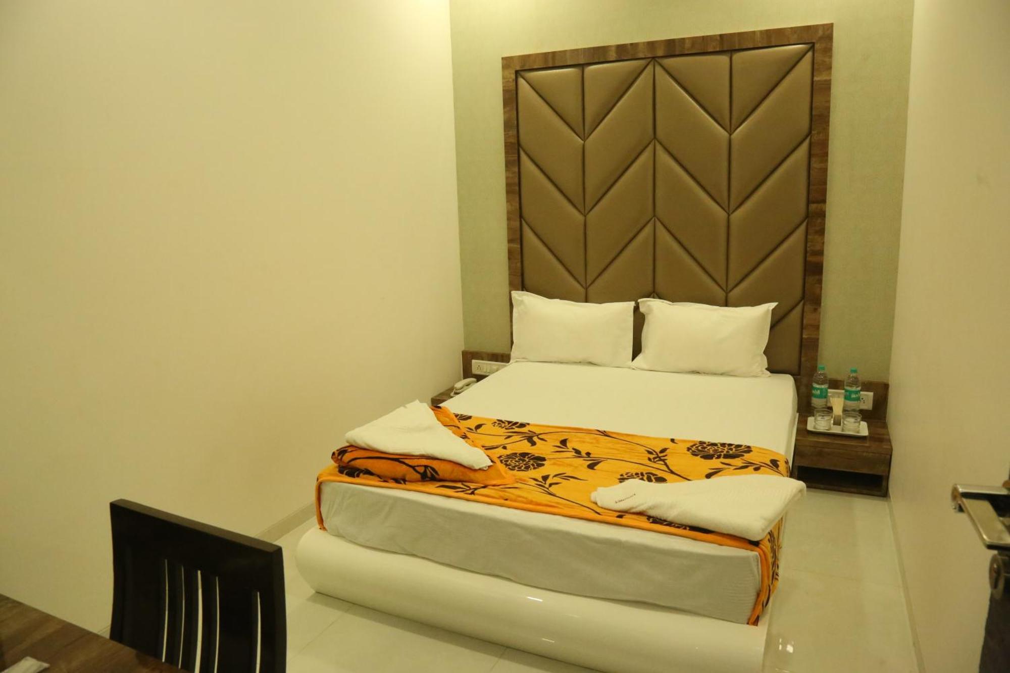 Hotel Magnum Airport T-2 Мумбаи Экстерьер фото