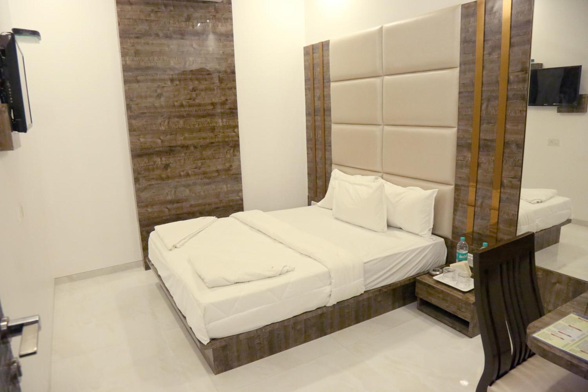 Hotel Magnum Airport T-2 Мумбаи Экстерьер фото