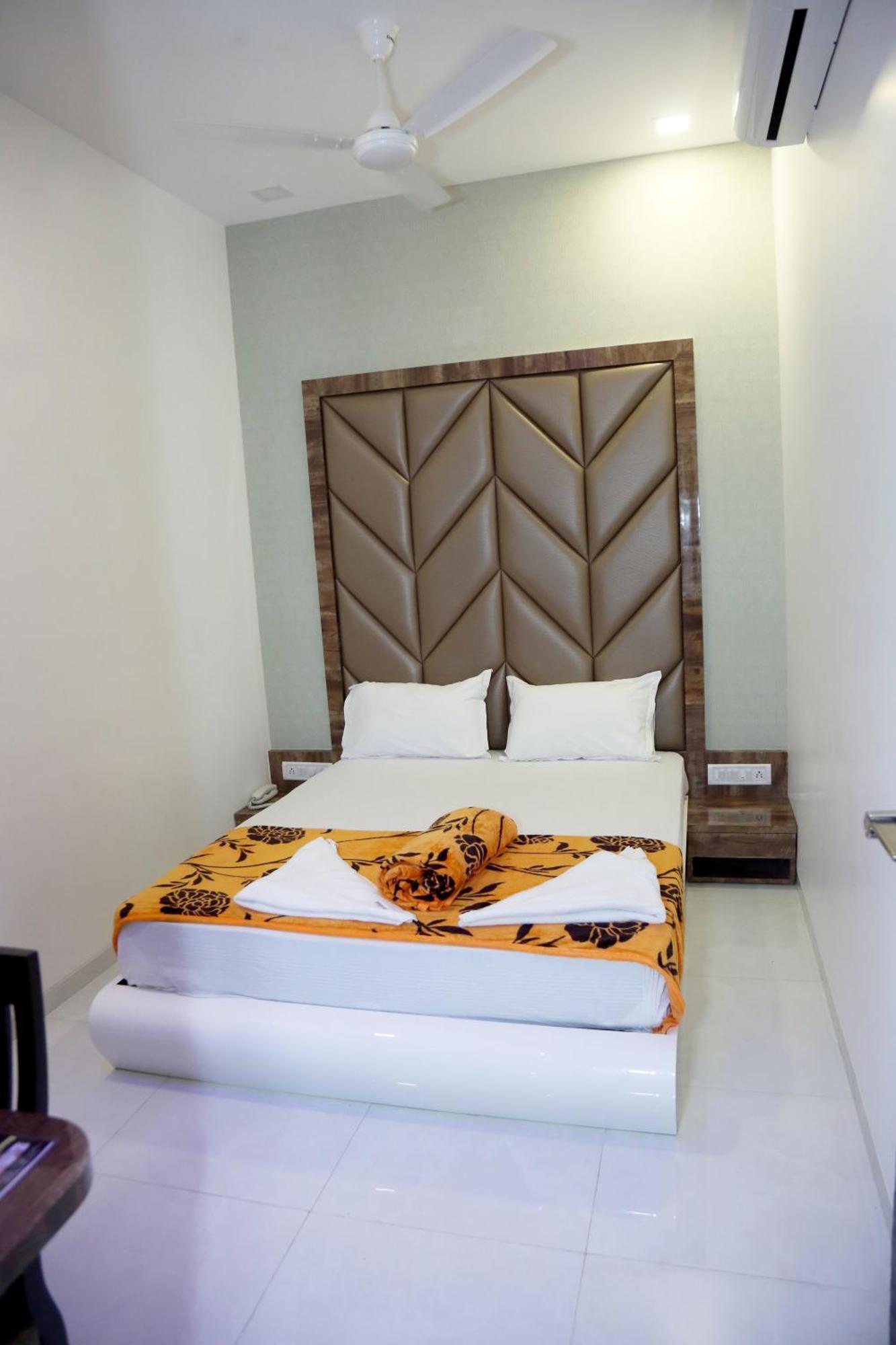 Hotel Magnum Airport T-2 Мумбаи Экстерьер фото